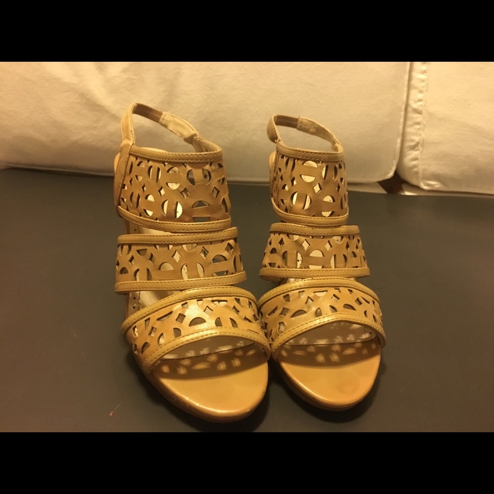 Adrienne Vittadini Light Tan Heels Sz 9.5
